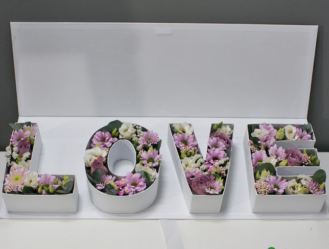 Cutie "LOVE" cu eustoma albă și trandafiri foto
